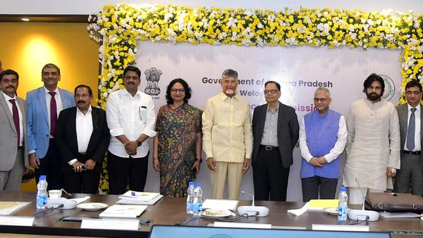 ప్రత్యేక హోదా మరచిన ఏపీ రాజకీయ పార్టీలు..!ఆర్ధిక సంఘం ముందు నోరెత్తని వైనం..!