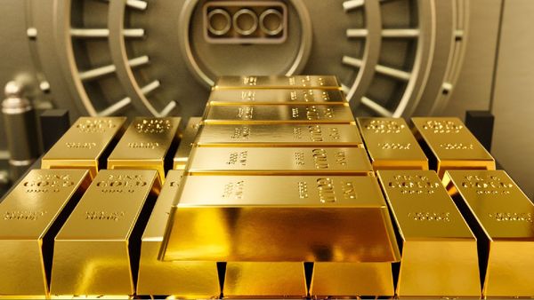 Gold Rate Today : బంగారం సరికొత్త రికార్డ్.. తొలిసారి లక్ష దాటిన తులం పసిడి ధర!!