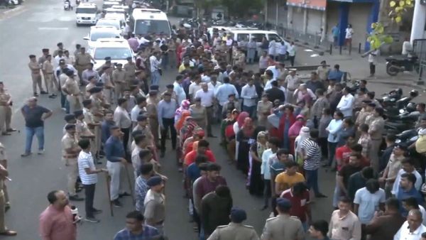 వాళ్ల కోసం పోతే వీళ్లు దొరికారు- ఇన్నేళ్లుగా ఇంతమంది అక్రమంగా నివస్తోన్నారా?