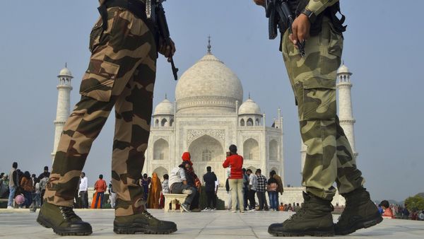 భారత్-పాక్ ఉద్రిక్తతల వేళ.. తాజ్ మహల్‌పై గ్రీన్ కాముఫ్లేజ్.. 1971లో ఏమి జరిగిందంటే?