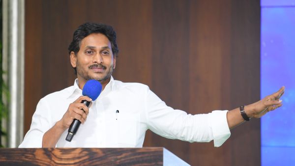 వైసీపీకి బిగ్ షాక్ ఇవ్వబోతున్న జగన్ ఆత్మీయుడి సోదరుడు ?