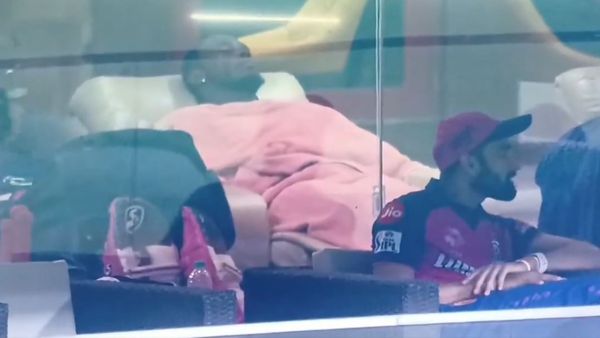 హాయిగా నిద్రపోయాడు- మ్యాన్ ఆఫ్ ది ప్లేయర్ అవార్డ్ పట్టాడు