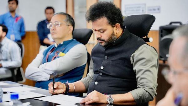 శ్రీనగర్ ఎయిర్‌పోర్ట్ కిటకిట: విమాన ఛార్జీలు పెంపు: వార్నింగ్ ఇచ్చిన కింజరాపు