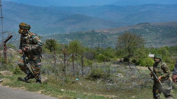 అర్ధరాత్రి భారత జవాన్లపై పాక్ కాల్పులు: కాశ్మీర్ ఎల్ఓసీ పొడవునా యుద్ధవాతావరణం