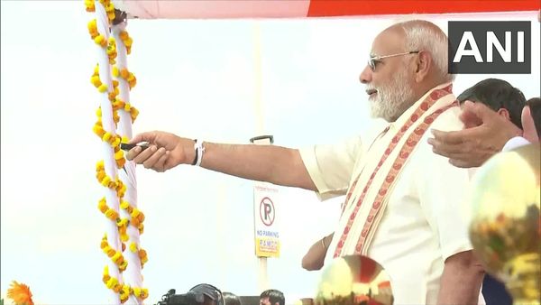 పాంబన్ బ్రిడ్జిపై రైలుబండి