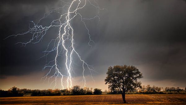విషాదం.. తెలంగాణలో పిడుగుపాటుకు ఇద్దరు మహిళలు మృతి