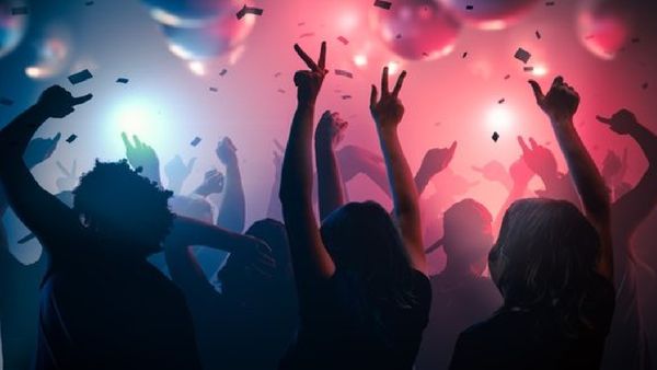 ముజ్రా పార్టీ భగ్నం.. అమ్మాయిలతో అర్ధనగ్నంగా నృత్యాలు