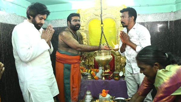 తనయుడి క్షేమం కోరుతూ: సింగపూర్‌కు పవన్ ప్రయాణం- వెంట వాళ్లిద్దరూ