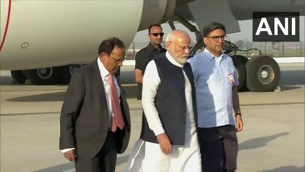 ల్యాండ్ అయిన ప్రధాని మోదీ- ధోవల్‌తో కలిసి