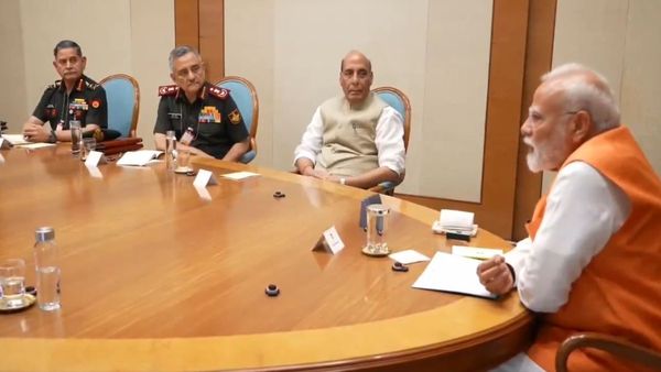 త్రివిధ దళాధిపతులతో మోదీ అత్యవసర భేటీ- పూర్తి స్వేచ్ఛ