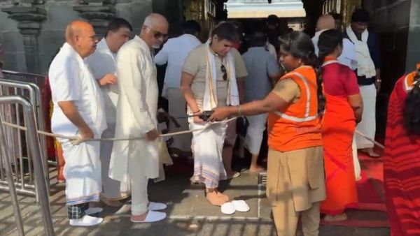 చెప్పులతో తిరుమల శ్రీవారి ఆలయంలోకి: టీటీడీ సీరియస్- వాళ్లపై వేటు