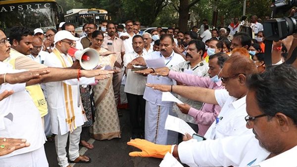 తిరుమలలో భక్తులు ఆ పనులు మానుకోవాలి- ప్రతిజ్ఞ చేయించిన టీటీడీ