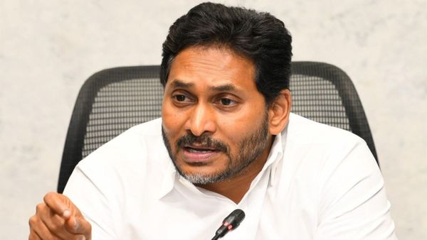 వైసీపీలో భారీ మార్పులు- జగన్ నిర్ణయాలతో