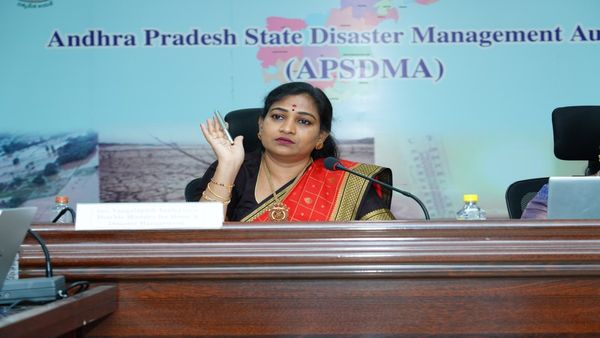 ఏపీ వైపు వాయుగుండం- కలెక్టర్లకు హోం శాఖ ఆదేశాలు