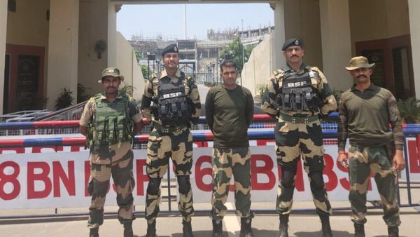 భారత్ కు పాకిస్తాన్ తాజా గిఫ్ట్..! బోర్డర్ లో అప్పగింత..!