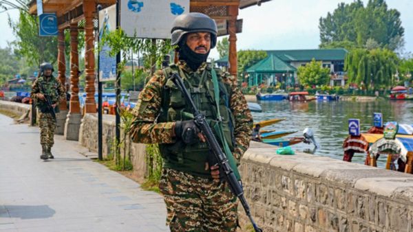 పాక్‌పై మనం మధ్యలో వదిలిపెట్టిన పనిని `వాళ్లు` పూర్తి చేసేలా ఉన్నారు..