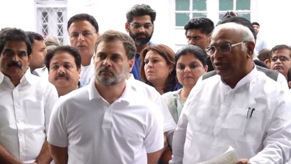 సెల్యూట్ చేసిన కాంగ్రెస్