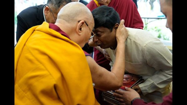 అరుదైన ఆధ్యాత్మిక ప్రయాణం:దలైలామా జీవితంపై డాక్టర్ అరవింద్ యాదవ్ సమగ్ర గ్రంథం!