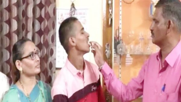 టెన్త్ ఫెయిల్ అయిన కొడుకు.. కేక్ కోసి పండగ చేసుకున్న తల్లిదండ్రులు