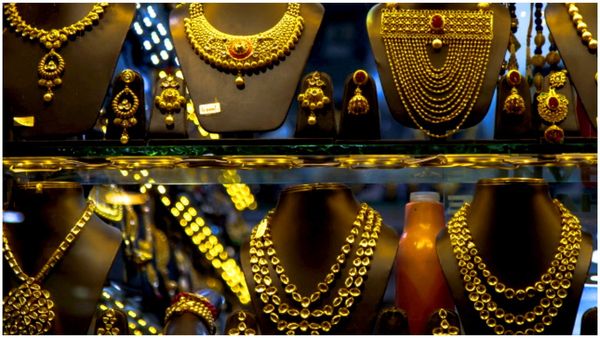 Today's Gold Rates:భారీగా తగ్గిన బంగారం ధరలు..హైదరాబాదులో పసిడి ధర ఇలా..!!
