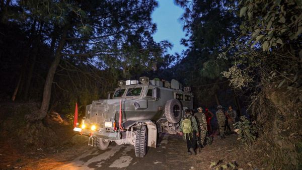 అర్ధరాత్రి సరిహద్దుల్లో భారీగా కాల్పులు జరిపిన పాక్-