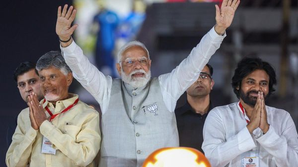  ప్రధానితో వేదిక పై వారికే ఛాన్స్ - తరలి వచ్చిన ప్రముఖులు..!!