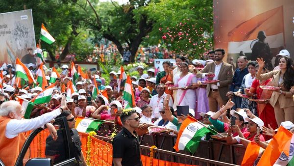 మోదీపై కల్నల్‌ సోఫియా ఖురేషీ కుటుంబం పూలవర్షం..!!