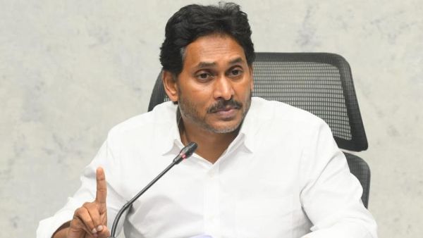 సమయం వచ్చినప్పుడు ఫుట్ బాల్ తన్నినట్టు తంతారు -  వైఎస్ జగన్