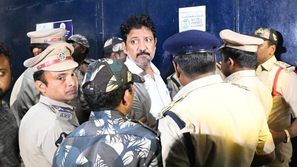 జైలులో అస్వస్థతకు గురైన మాజీ ఎమ్మెల్యే వల్లభనేని వంశీ..?