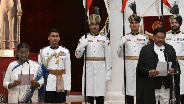 52వ సీజేఐగా జస్టిస్‌ బీఆర్ గవాయ్‌ ప్రమాణ స్వీకారం..