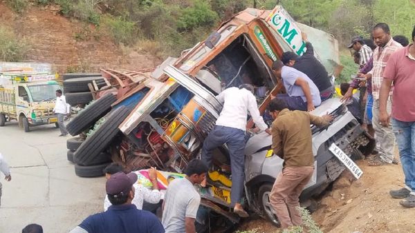 కడప జిల్లాలో ఘోర రోడ్డు ప్రమాదం, నలుగురు స్పాట్ డెడ్..  