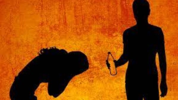 ఫోన్ సౌండ్ తగ్గించమన్నందుకు భార్యపై యాసిడ్ పోసిన భర్త..?