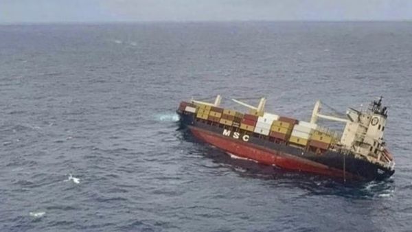 కేరళ తీర ప్రాంతంలో భారీ నౌకకు ప్రమాదం.. ప్రజలకు ఆ విషయంలో అలర్ట్ !