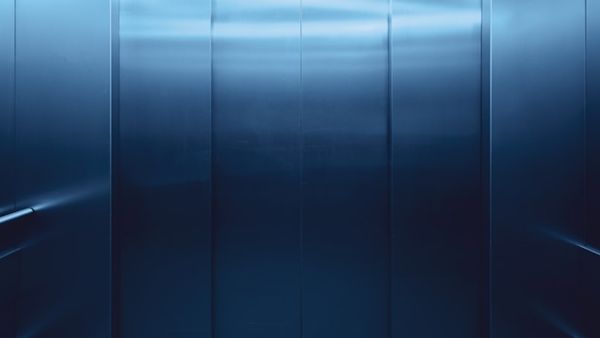 లిఫ్టులో ఇరుక్కున్న కుమారుడు.. షాక్ లో తండ్రికి ఏమైందంటే ?