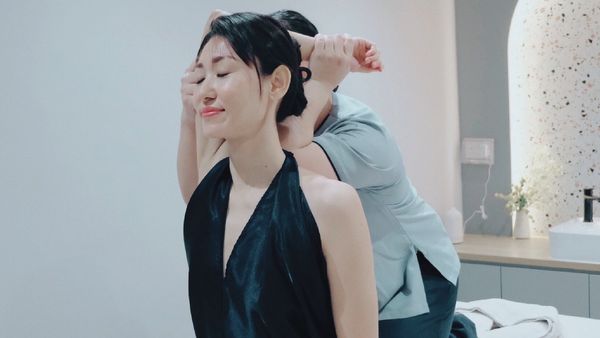 భర్త తీర్చలేని కోరికలను తీరుస్తున్న స్పా సెంటర్ (వీడియో)