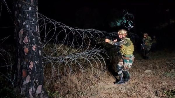 యుద్ధానికి దిగిన పాక్- భారత్‌పై మిస్సైళ్లతో దాడి: ధర్మశాల ఐపీఎల్ మ్యాచ్ రద్దు