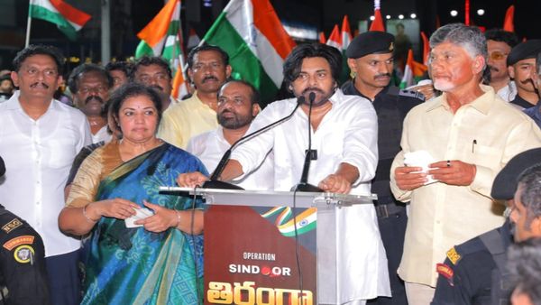 హీరోలు, సెలెబ్రిటీల గురించి పవన్ ఇలా చెప్పాడేంటీ?