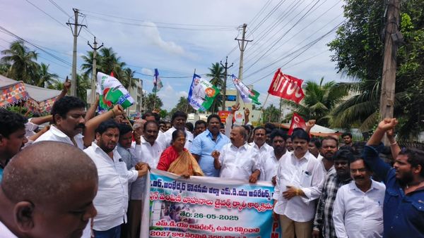 ఏపీలో రేషన్ వాహనాల రద్దుపై నిరసనలు..రోడ్డెక్కిన ఆపరేటర్లు..!