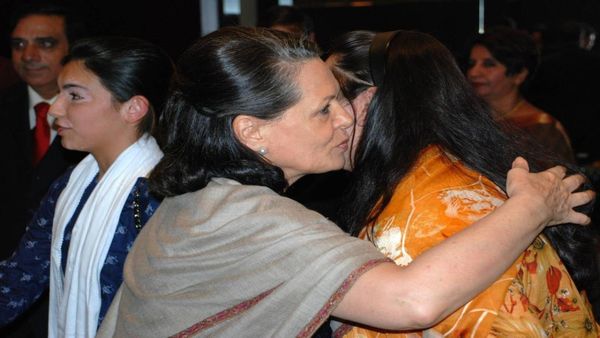 దేశ శతృవు కుటుంబంతో సోనియా చెట్టాపట్టాల్..!!