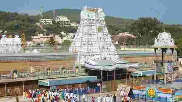 వీడియో: తిరుమలలో నమాజ్ చేసిన ముస్లిం: ఆరా తీస్తోన్న టీటీడీ 