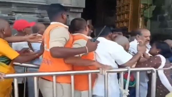 తిరుమల శ్రీవారి ఆలయం మహాద్వారం వద్ద తోసుకున్న భక్తులు