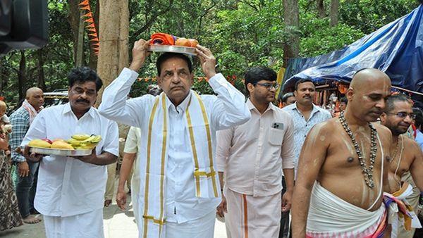 ఆ స్వామికి పట్టువస్త్రాలు సమర్పించిన టీటీడీ ఛైర్మన్