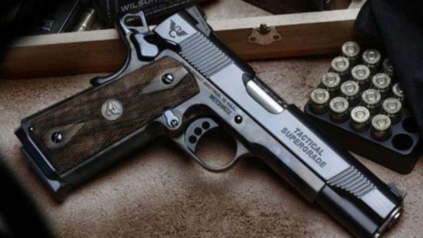 రాష్ట్ర ప్రజల చేతికి ఆయుధాలు.. సీఎం సంచలన నిర్ణయం..!