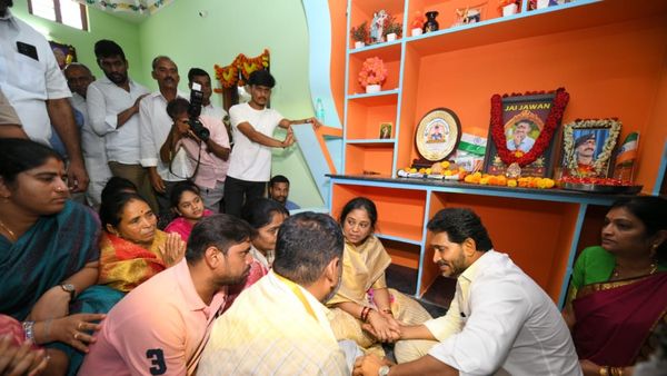 వీరజవాన్ మురళీ నాయక్ కుటుంబానికి వైఎస్ జగన్ పరామర్శ.. రూ.25 లక్షల ఆర్ధికసాయం!