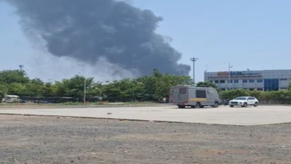 అహ్మదాబాద్ లో కుప్పకూలిన ఎయిరిండియా విమానం- 242 మంది ప్రయాణికులు..