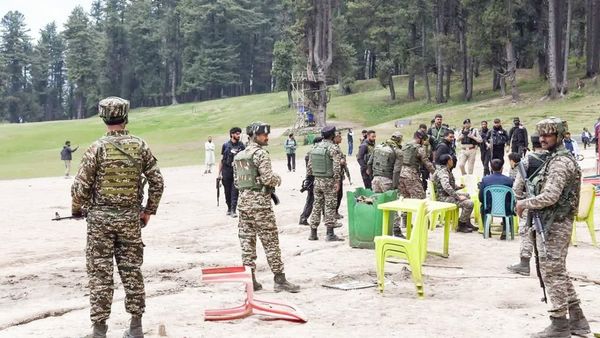 పహల్గాం టెర్రరిస్టులకు హెల్ప్ చేసిన ముగ్గురు ప్రభుత్వ అధికారులు.. కేంద్రం కీలక నిర్ణయం..?