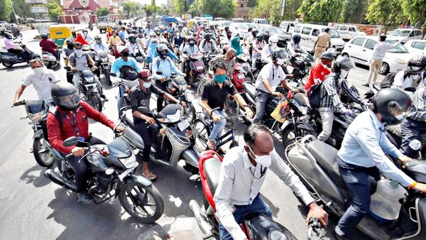 బైక్ లు, స్కూటీలు కొనేవారికి భారీ శుభవార్త.. రెండు హెల్మెట్లు ఫ్రీ