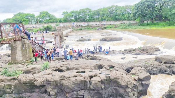 మరో ఘోర ప్రమాదం.. నదిలో కుప్పకూలిన వంతెన 25 మంది టూరిస్టులు గల్లంతు