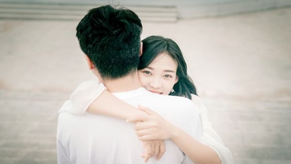 ఒక్క హగ్ కు రూ.600.. చైనాలో కొత్త ట్రెండ్.. కుర్రాళ్లకు ఫుల్ గిరాకీ