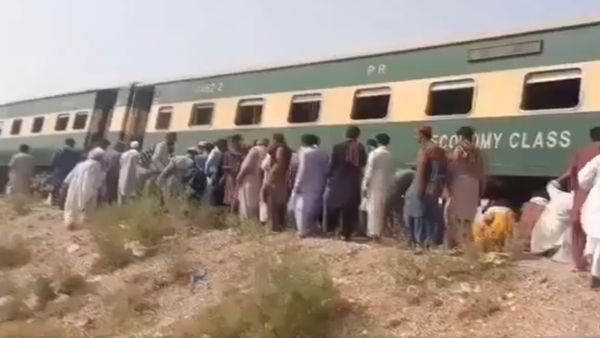 పాక్ లో భారీ విధ్వంసం- ఎగిరిపడ్డ బోగీలు